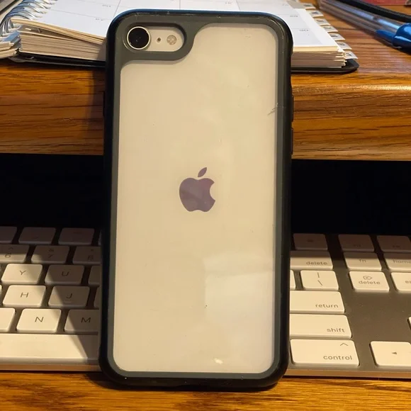 White 64GB iPhone SE 2nd Generation